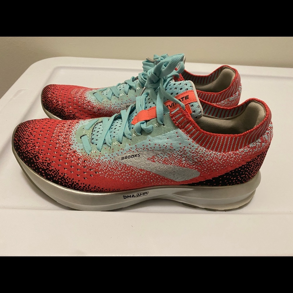 Womens 8.5 brooks running sneakers! Great condition!!